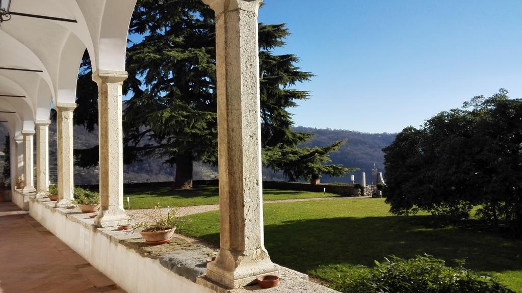 Отель Castello Degli Angeli Carobbio degli Angeli Экстерьер фото